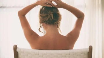 Οι δύο απλές ασκήσεις που χρειάζεστε για να μειώσετε τον πόνο στην πλάτη, σύμφωνα με μια personal trainer