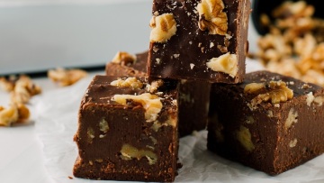 Πώς φτιάχνουμε σοκολατάκια γεμιστά με ΙΟΝ κουβερτούρα
