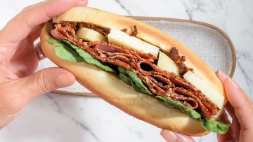 Σάντουιτς με ψωμάκι μπριός, παστράμι και κρέμα λιαστής ντομάτας
