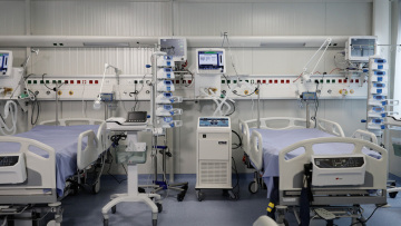 Σε ΜΕΘ και σε κρίσιμη κατάσταση 22χρονος που κατάπιε μπέργκερ χωρίς να το μασήσει λόγω challenge