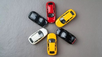 Γιατί εξαφανίστηκε το «χρώμα» από τους δρόμους;
