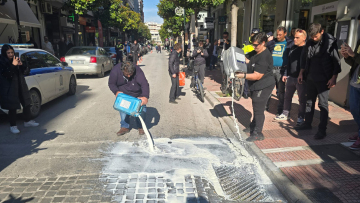 Λάρισα: Κτηνοτρόφοι έριξαν γάλα έξω από το πολιτικό γραφείο του Κέλλα, δείτε βίντεο
