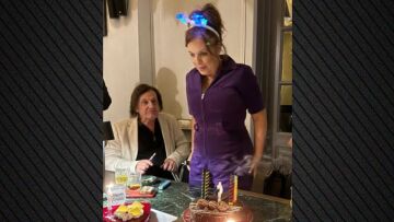 Η Ελένη Ράντου έσβησε κεράκια με στέκα με λαμπιόνια και τον Βασίλη Παπακωνσταντίνου δίπλα της - «Τα πιο ωραία να είναι πάντα μπροστά» 