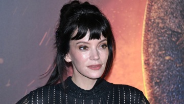 Λίλι Άλεν: Με διάφανο φόρεμα, χωρίς σουτιέν, σε νέα εμφάνιση μετά τον χωρισμό της