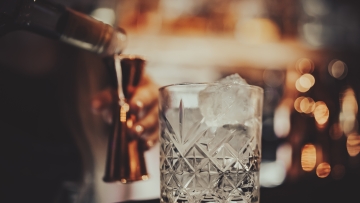 Το Δικαστήριο της ΕΕ αποφάσισε: Η ονομασία «τζιν» επιτρέπεται μόνο σε ποτά με αλκοόλ
