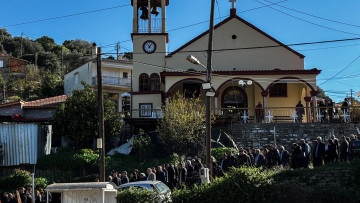 Ράγισαν καρδιές στην κηδεία του 3χρονου Ανδρέα στη δυτική Αχαΐα: «Πού είσαι αγάπη μου» φώναζε η μητέρα του