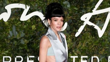 Λίλι Άλεν: Με διάφανο φόρεμα στο κόκκινο χαλί λίγο καιρό μετά τον χωρισμό της