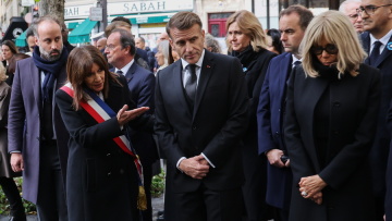 Η Γαλλία θυμάται, ο πόνος παραμένει, λέει ο Μακρόν για τα δέκα χρόνια από τις τζιχαντιστικές επιθέσεις της 13ης Νοεμβρίου