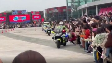 Αστυνομικός πέφτει με μηχανή πάνω σε παιδιά σε επίδειξη στην Κίνα - Δείτε βίντεο