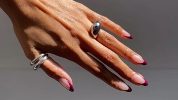 Το βουργουνδί γαλλικό μανικιούρ θα είναι η νο1 επιλογή μας για τους επόμενους μήνες
