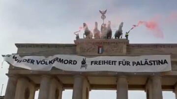 Ακτιβιστές με ανυψωτικό μηχάνημα κρέμασαν πανό υπέρ της Παλαιστίνης στην Πύλη του Βρανδεμβούργου - Δείτε βίντεο