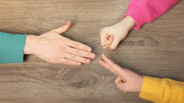 Πέτρα, ψαλίδι, χαρτί: Τι αποκαλύπτει το παιδικό παιχνίδι για τον τρόπο που παίρνουμε αποφάσεις