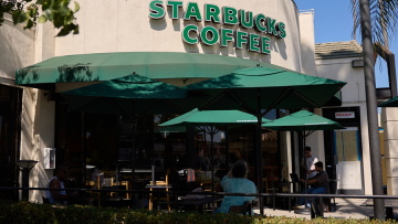 ΗΠΑ: Σε απεργία για καλύτερους μισθούς κατέβηκαν εργαζόμενοι στα Starbucks
