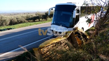 Σύγκρουση λεωφορείου με αγροτικό έξω από την Αλίαρτο - Δύο τραυματίες, δείτε φωτογραφίες