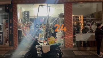 Αυτοκίνητο έπεσε σε κατάστημα στο Ηράκλειο - Διέλυσε τη βιτρίνα του