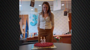 Γενέθλια στο γραφείο για τη Δόμνα Μιχαηλίδου – Γιόρτασε τα 38 με την οικογένεια και συνεργάτες της  