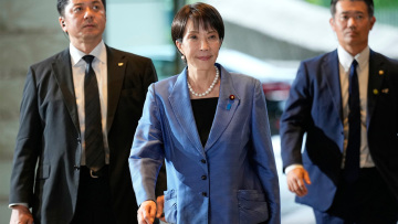 Κοιμάται 2 ώρες τη νύχτα, συγκαλεί συσκέψεις στις 3 τα ξημερώματα - Επικρίσεις για την αύξηση υπερωριών που προωθεί στην Ιαπωνία η Τακαΐτσι