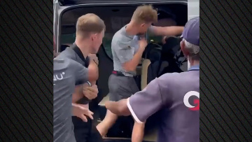 Βίντεο: Καβγάς και γροθιές σε εκδρομή στην Ταϊλάνδη, Βρετανός επιτέθηκε σε Άραβα επειδή έβαλε τα πόδια του δίπλα στο κεφάλι του