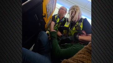 Μεθυσμένος επιβάτης προκάλεσε χάος σε πτήση Κρακοβία-Μπρίστολ: Αρνήθηκε να καθίσει στην προσγείωση και επιτέθηκε στην αστυνομία, δείτε βίντεο