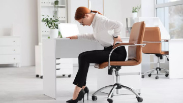 Πόνος στη μέση: Η απλή φόρμουλα που τον καταπολεμά – Το μόνο που χρειάζεστε είναι ένα ρολόι
