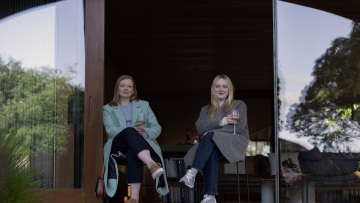 Ντακότα Φάνινγκ: «Ανέκαθεν θέλω να γίνω μητέρα – από πέντε χρονών έκανα ότι είμαι έγκυος»
