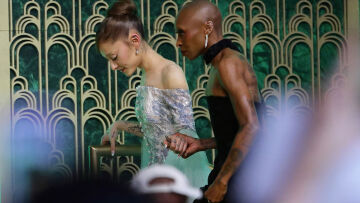 Η στιγμή που άντρας «επιτίθεται» στην Αριάνα Γκράντε - Τη φυλάκισή του ζητούν οι θαυμαστές της (βίντεο)