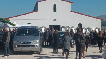 Σε βαρύ κλίμα η κηδεία της 49χρονης Ζωής που πέθανε στον φούρνο στο Δαμάσι Λάρισας