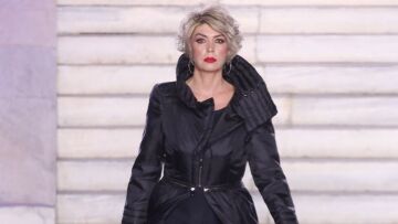 Η «Γυναίκα με τα Μαύρα» περπάτησε στην πασαρέλα της Εβδομάδας Μόδας - Δείτε φωτογραφίες