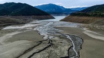 Νέα συρρίκνωση της έκτασης της λίμνης του Μόρνου μέσα σε μόλις 15 ημέρες 