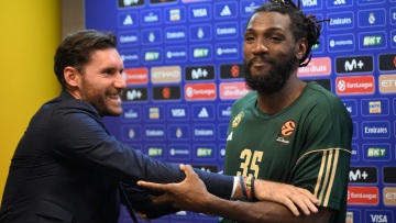 H αγκαλιά του Κένεθ Φαρίντ με τον Ρούντι Φερνάντεθ - Η ασίστ που του είχε δώσει για το πρώτο καλάθι στο ΝΒΑ