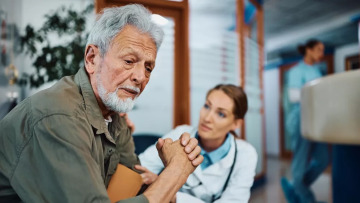 Έκθεση ΟΟΣΑ – Ελλάδα: Ψηλά σε ιατρούς, χαμηλά σε νοσηλευτές και περίθαλψη
