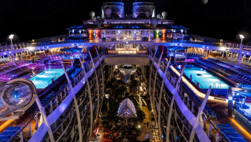 Το τεράστιο «Symphony of the Seas»: 30.000 γεύματα την ημέρα και πολυτέλεια παντού