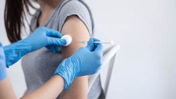 Υψηλή μεταδοτικότητα και βαρύτερη νόσηση αναμένεται φέτος για τη γρίπη – Αναγκαίος ο εμβολιασμός, λένε οι ειδικοί
