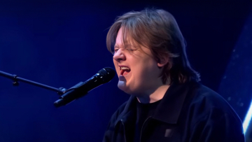 Ο Λιούις Καπάλντι ερμήνευσε ζωντανά το νέο του κομμάτι δύο χρόνια μετά την κρίση στη σκηνή λόγω του συνδρόμου Tourette