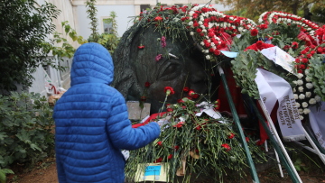 «Το Πολυτεχνείο δεν έχει ιδιοκτήτες, έχει τους νεκρούς του» – Ο Δημήτρης Παπαχρήστος μιλά για τα 52 χρόνια από την εξέγερση