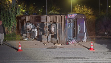 Ανατροπή λεωφορείου με 30 επιβάτες στον Ριζόμυλο του Βόλου – Στο νοσοκομείο 12 ελαφρά τραυματίες, δείτε βίντεο και φωτογραφίες
