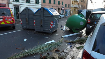 Σφοδρή κακοκαιρία σάρωσε τη Γένοβα: Κατέρρευσε τοίχος, ξεριζώθηκαν δέντρα, πλημμύρισαν σπίτια, δείτε βίντεο