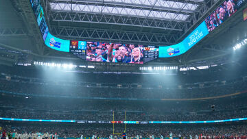 Το Μπερναμπέου άνοιξε τις πύλες του για το NFL: Περισσότεροι από 80.000 θεατές στο Miami Dolphins-Washington Commanders, βίντεο