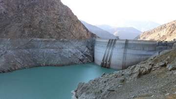 Ξεμένουν από νερό στο Ιράν - Ψεκάζουν τα σύννεφα για βροχή και προσεύχονται για να τελειώσει η ξηρασία
