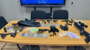 Βαρύ οπλοστάσιο, χρυσές λίρες και πάνω από €100.000 είχαν οι συλληφθέντες για τη δολοφονία του Γιάννη Λάλα