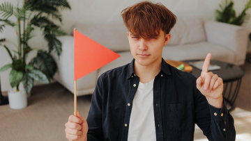 Red flags: Τί σημαίνουν για τις σχέσεις και γιατί όλο το Tik Tok μιλάει για αυτά