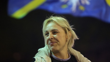 Τερμάτισε την απεργία πείνας η μητέρα θύματος της τραγωδίας στο Νόβι Σαντ
