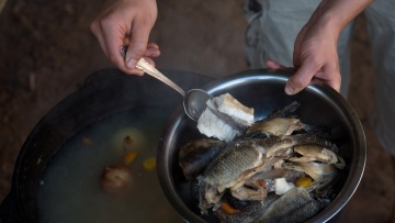 Ψαρόσουπα ή κακαβιά; Οι δύο όψεις της zero waste ελληνικής θαλασσινής σούπας