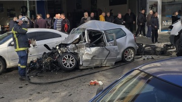 Σοβαρό τροχαίο στην Πτολεμαϊδα - ΙΧ συγκρούστηκε με φορτηγάκι κι έγινε σμπαράλια, δύο τραυματίες