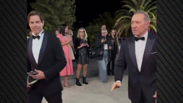 Η μεγάλη επιστροφή του Κέβιν Σπέισι: «One man show» στην Κύπρο με πρόζα και τραγούδι, καταχειροκροτήθηκε από το κοινό, δείτε βίντεο