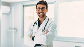 Ανοίγει ο δρόμος της επιστροφής για Έλληνες γιατρούς του εξωτερικού από ΗΠΑ και 5 ακόμη χώρες – Δείτε ποιες
