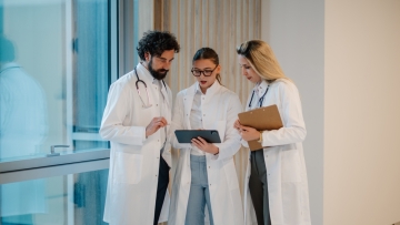 Ανοίγει ο δρόμος της επιστροφής για Έλληνες γιατρούς του εξωτερικού από ΗΠΑ και 5 ακόμη χώρες – Δείτε ποιες