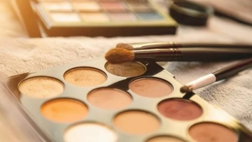 Πώς θα απολυμάνουμε τα προϊόντα του μακιγιάζ μας όπως οι επαγγελματίες makeup artists;
