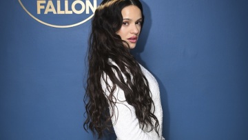 Η Rosalía φόρεσε τις νέες γόβες της Chanel από τον Matthieu Blazy 
