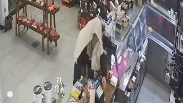 Ληστής με κατσαβίδι και κουβέρτα στο κεφάλι κάνει αδέξια ληστεία σε καφέ της Ηλείας - Δείτε βίντεο